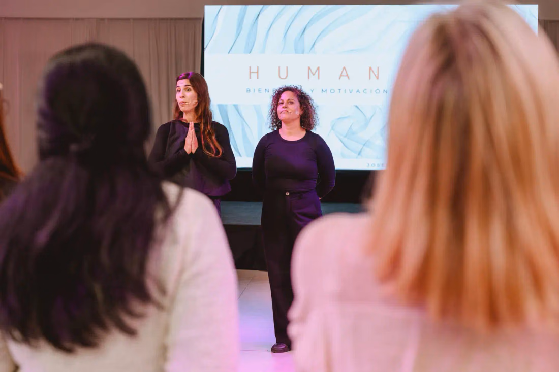 Participantes reunidas durante una actividad de Human Lab